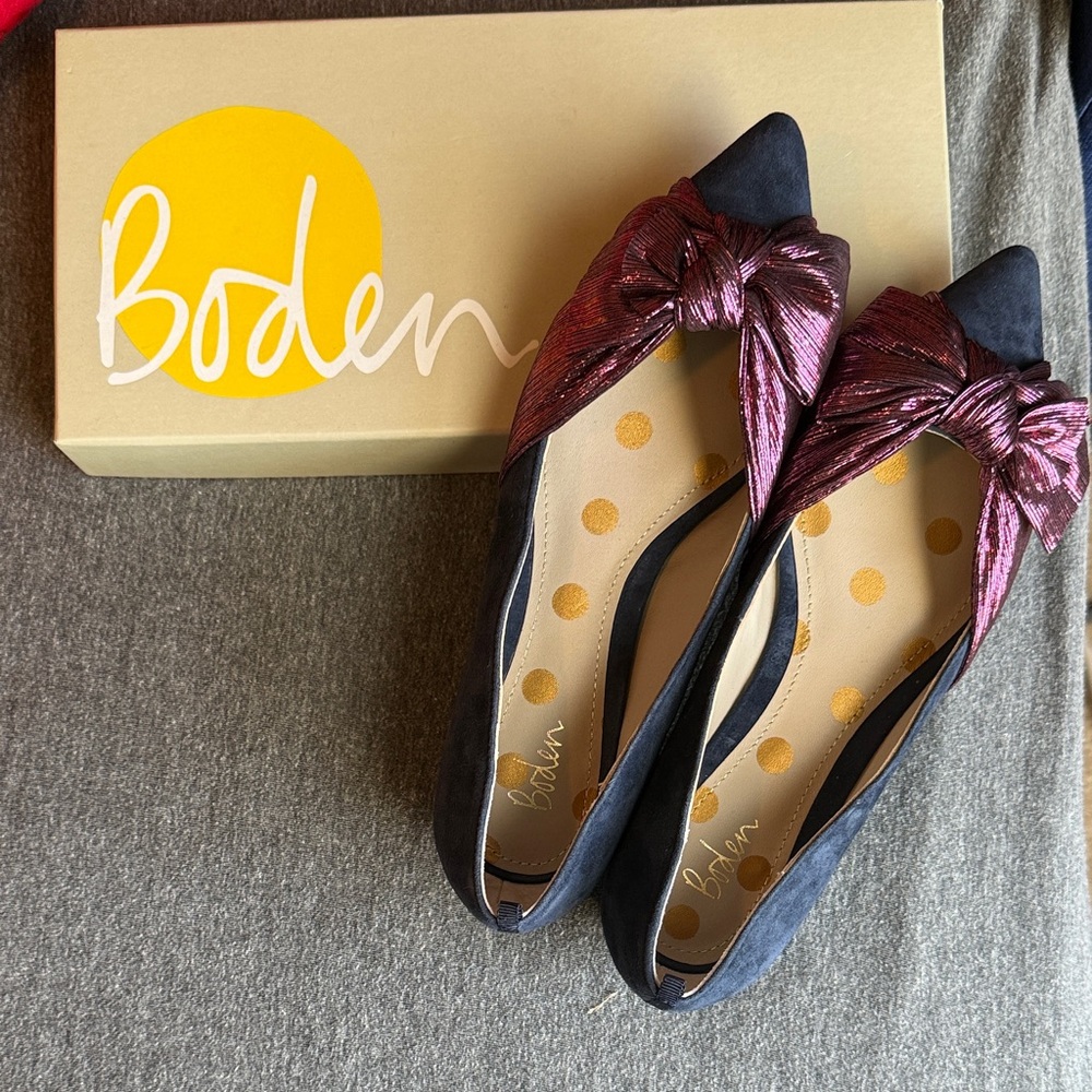 Boden Women's Black Flats with Metallic Purple Bow